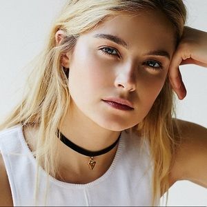 Vanessa Mooney Loretta Choker
